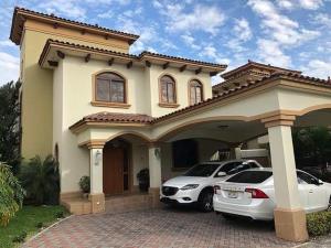 Hermosa residencia unifamiliar en conjunto cerrado El Doral, logrando seguridad y tranquilidad para quienes la viven, con acceso directo a centros comerciales y al Corredor Sur.